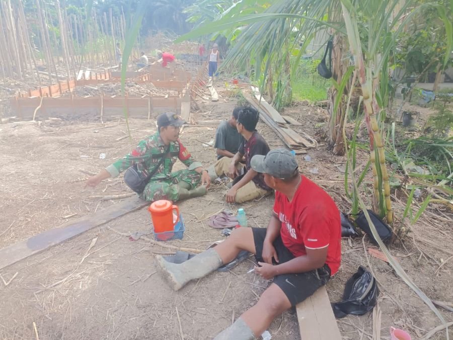Bukan Sekadar Komsos, Babinsa 03/Tempuling Duduk Santai Bersama Warga Harapan Jaya