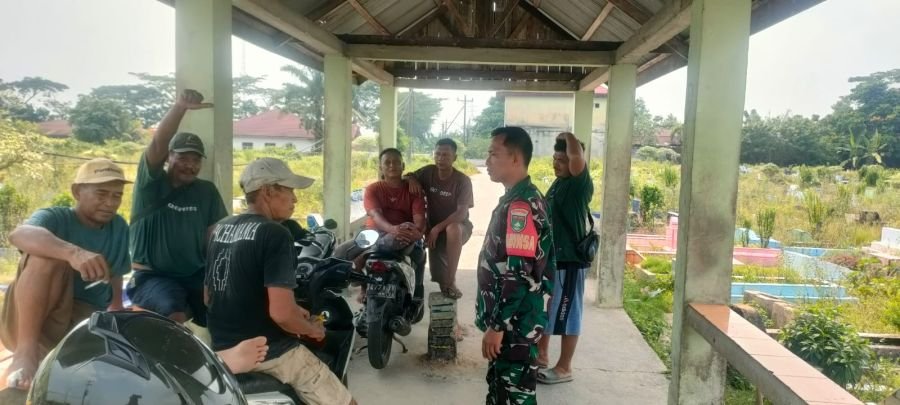 Bukan Sekadar Komsos! Babinsa M. Isak Rangkul Penggali Kubur, Bangun Kepedulian Warga dari Lingkunga