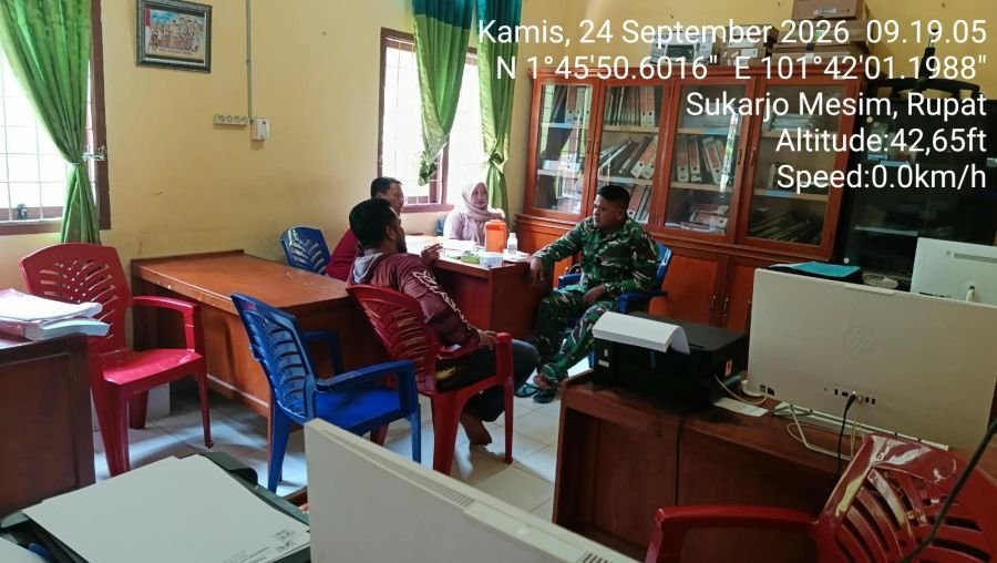 Bukan Sekadar Menyapa, Babinsa Rupat Bangun Kedekatan dengan Warga Sukarjo Mesim