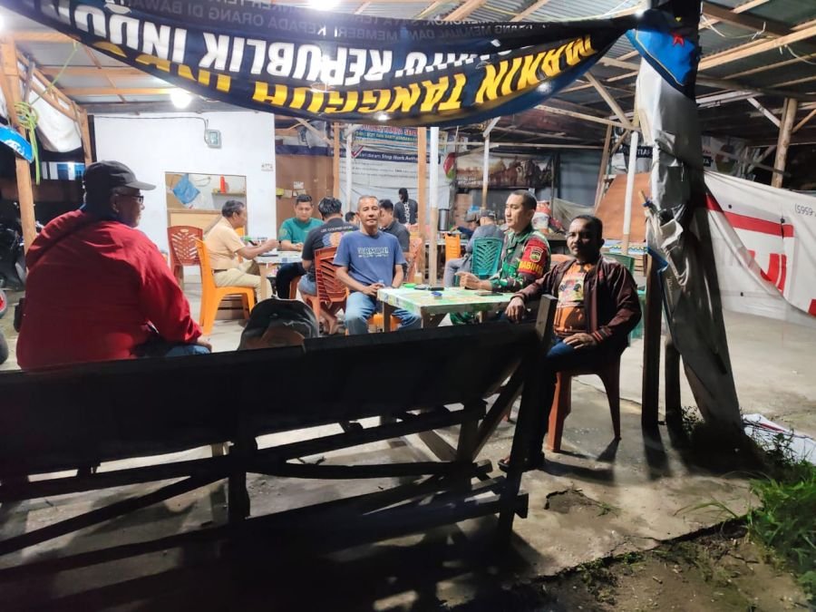 Bukan Sekadar Patroli! Babinsa Koramil 04/Lph Datangi Titik Kumpul Pemuda, Warga Diminta Waspadai