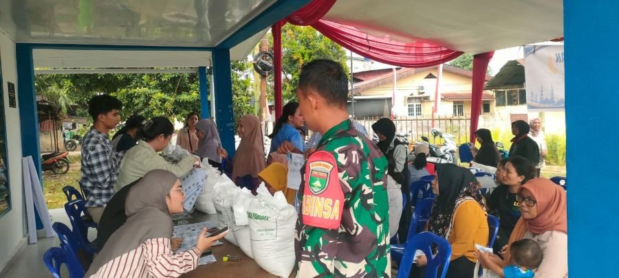 Bukan Sekadar Patroli! Babinsa M. Isak Bantu Warga dan Kawal Penyaluran Beras Pemerintah