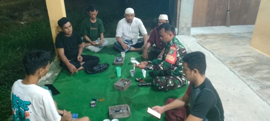 Bukan Sekadar Patroli, Babinsa Tanjung Rhu Bangun Persaudaraan! Warga Diajak Saling Hormat di Tengah