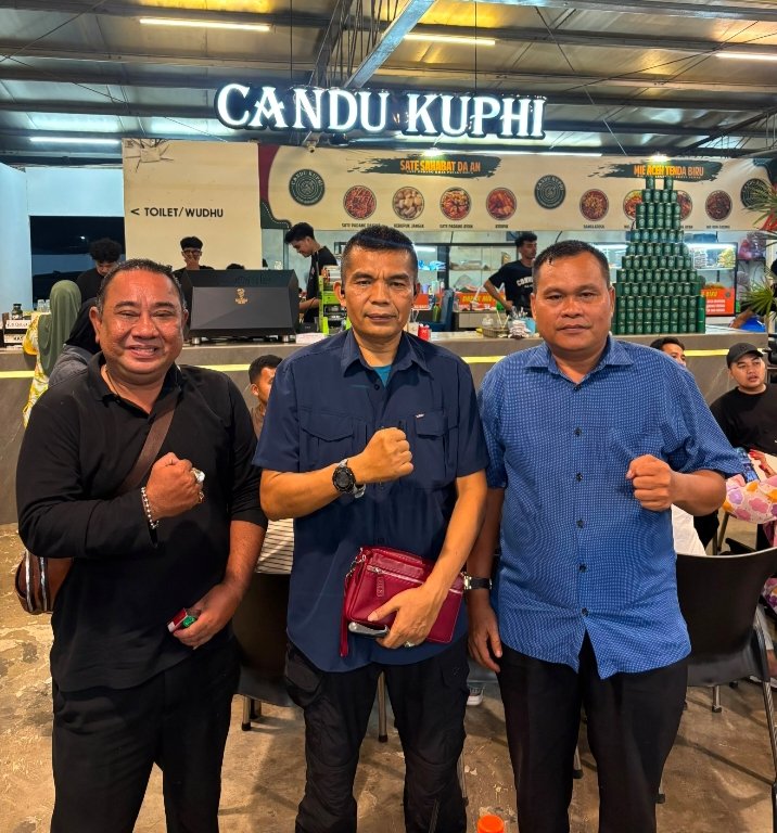 Canda tawa nikmati secangkir kopi bersama Kapen Lanud Roesmin Nurjadin Letkol Sus Zemonnedi, M.M
