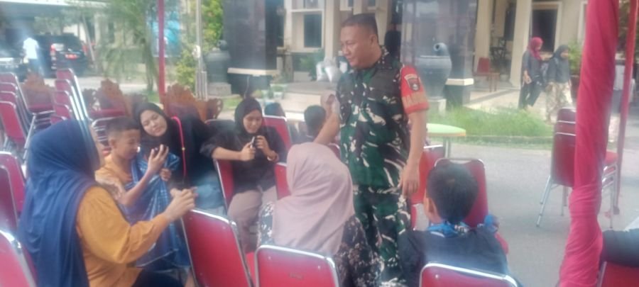 Candaan Babinsa Cairkan Suasana, Puluhan Anak Berani Ikut Sunat Massal di Pekanbaru