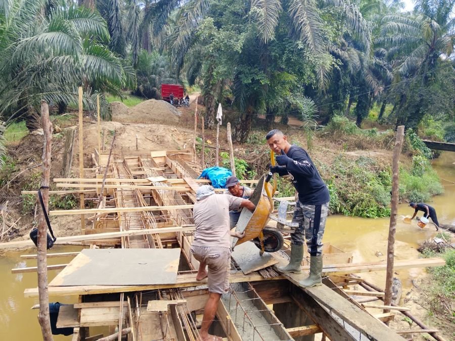 Capai 48 Persen, Koramil 0321-03/Bgs Rohil Gesa Pengerjaan Pembangunan Jembatan Merah Putih