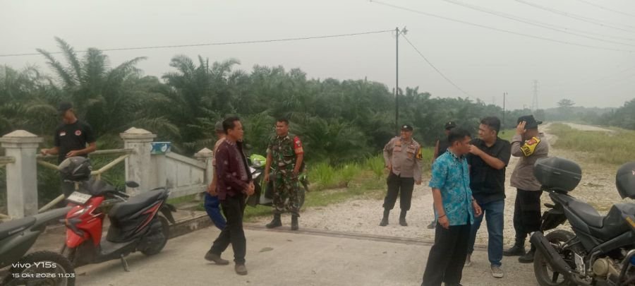 Cegah Banjir di Tenayan Raya, Babinsa dan Warga Tinjau Normalisasi Sungai Teleju