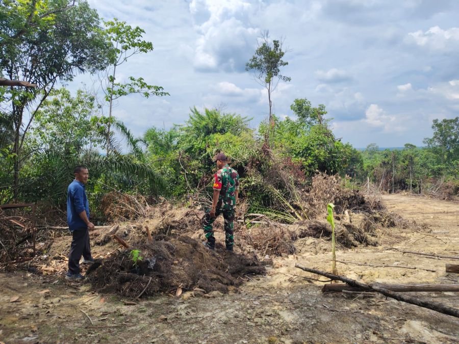 Cegah Bencana Sejak Dini, Babinsa Lembah Sari Gencarkan Sosialisasi dan Patroli Karhutla di Rumbai