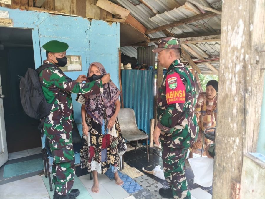 Cegah Dampak Asap Karhutla, Babinsa Koramil 01/LB Bagikan Masker kepada Warga