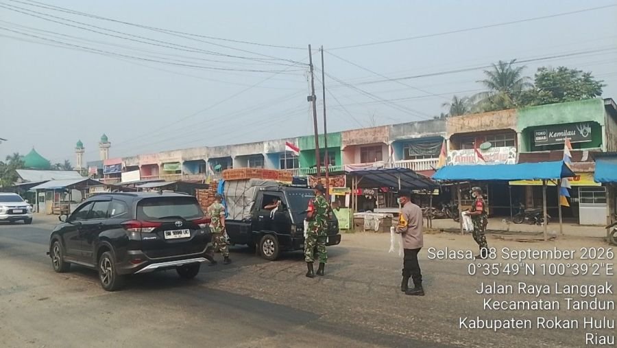 Cegah Dampak Kabut Asap Karhutla, TNI-Polri dan Puskesmas Bagi-bagi Masker Gratis di Pasar Tandun