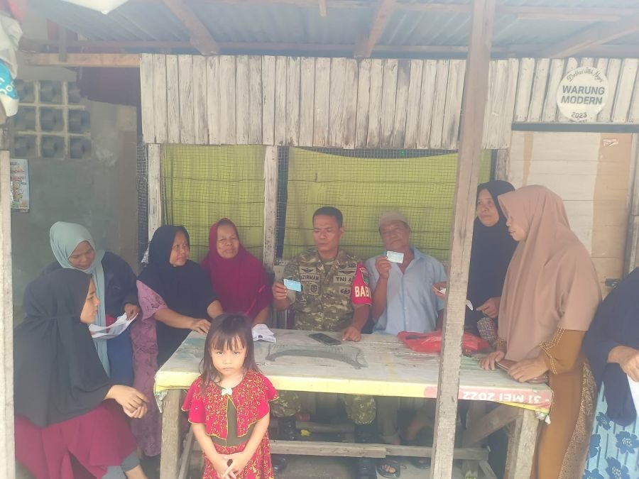 Cegah Dampak Negatif Narkoba dan Judi Online, Babinsa Meranti Pandak Ajak Warga Peduli Lingkungan