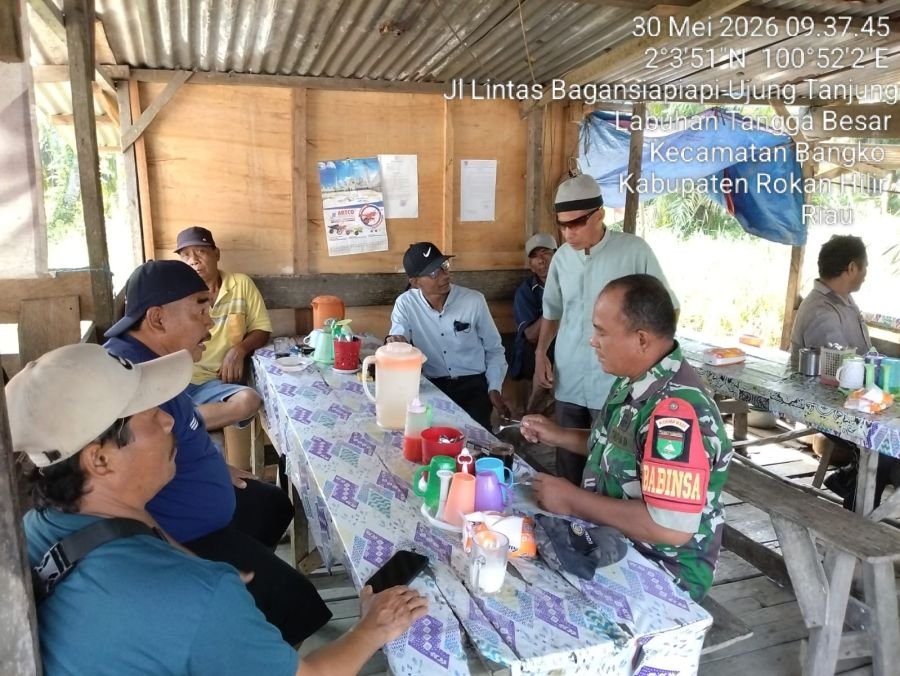 Cegah DBD di Musim Hujan, Babinsa Koramil 01/Bangko dan Warga Labuhan Tangga Besar Agendakan Goro