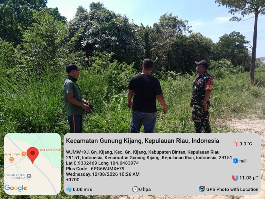 Cegah Dini Karhutla, Babinsa Gunung Kijang Patroli Bersama Warga Tinjau Titik Rawan di Kp. Banjar.