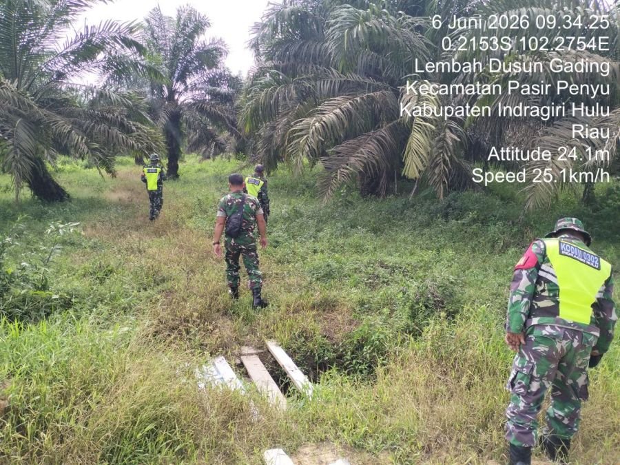 Cegah Dini Karhutla, Babinsa Koramil 04/Pasir Penyu Patroli dan Sosialisasi di Desa Lembah Dusun Gad
