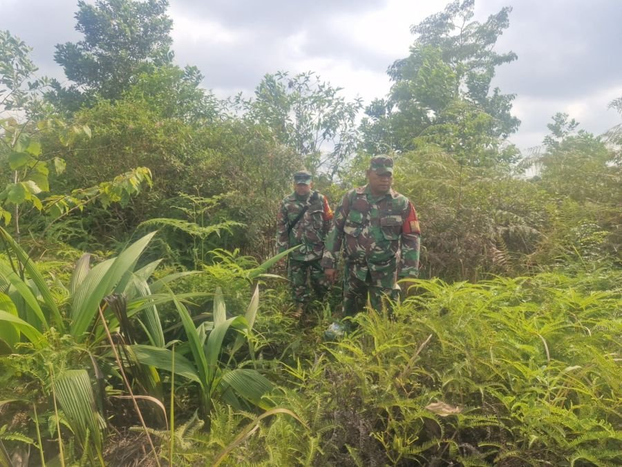 Cegah Dini Kebakaran Lahan, Babinsa Koramil 03/Mandau Perketat Patroli di Jalan Siak Desa Petani