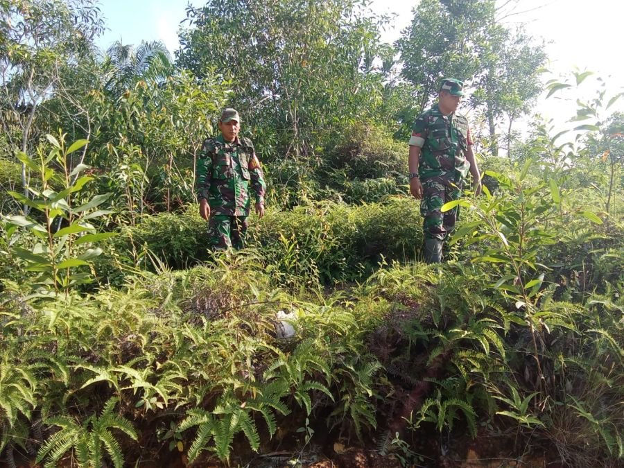 Cegah Dini Kebakaran Lahan, Babinsa Koramil 03/Mandau Patroli di Sepanjang Jalan Rangau–Duri