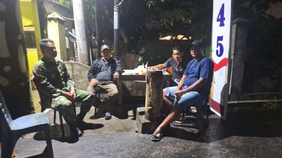Cegah Gangguan Kamtibmas, Babinsa Air Hitam Perkuat Sinergi Lewat Siskamling