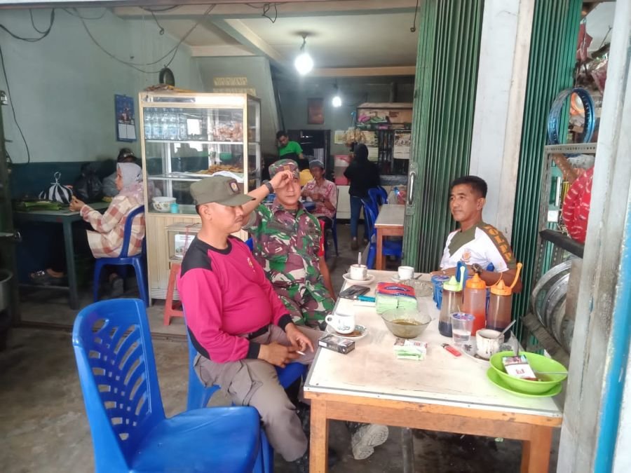 Cegah Gangguan Kamtibmas: Babinsa Koramil 07/Reteh Komsos Rutin Dengan Satpol PP