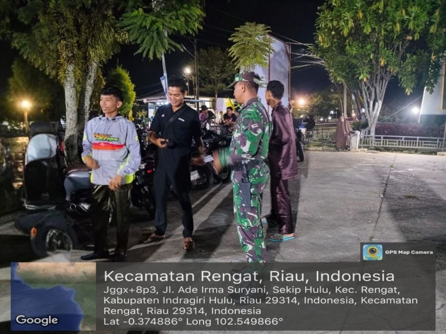 Cegah Gangguan Kamtibmas Malam Hari, Babinsa Koramil 01/Rengat Laksanakan Patroli Malam