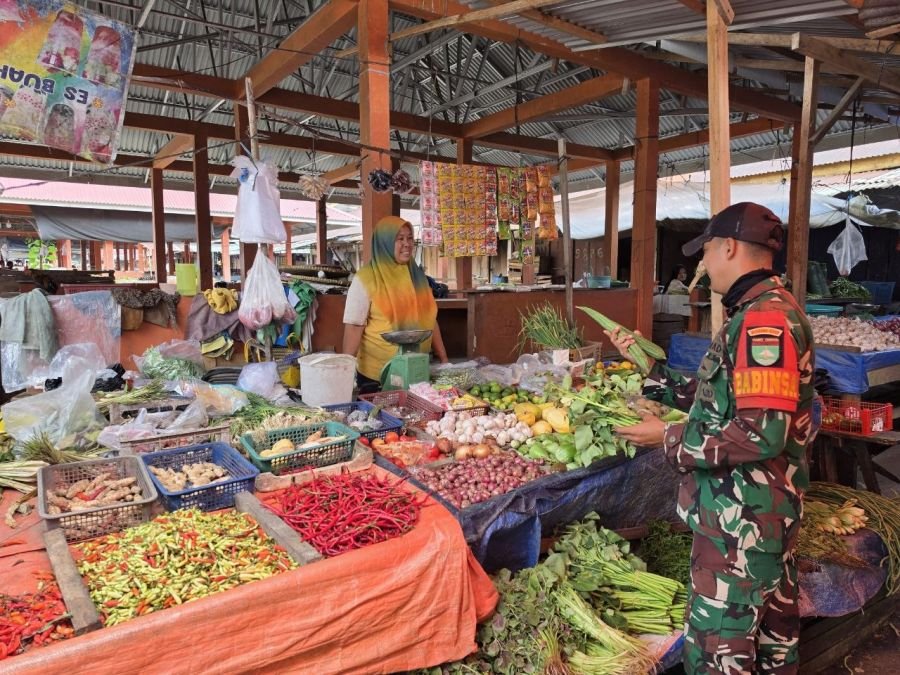 Cegah Gejolak Harga, Babinsa Pantau Pasar Tradisional