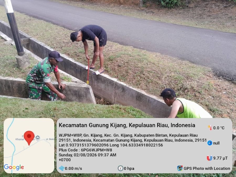 Cegah Genangan Air, Babinsa Desa Gunung Kijang Pimpin Gotong Royong Bersihkan Saluran Air.
