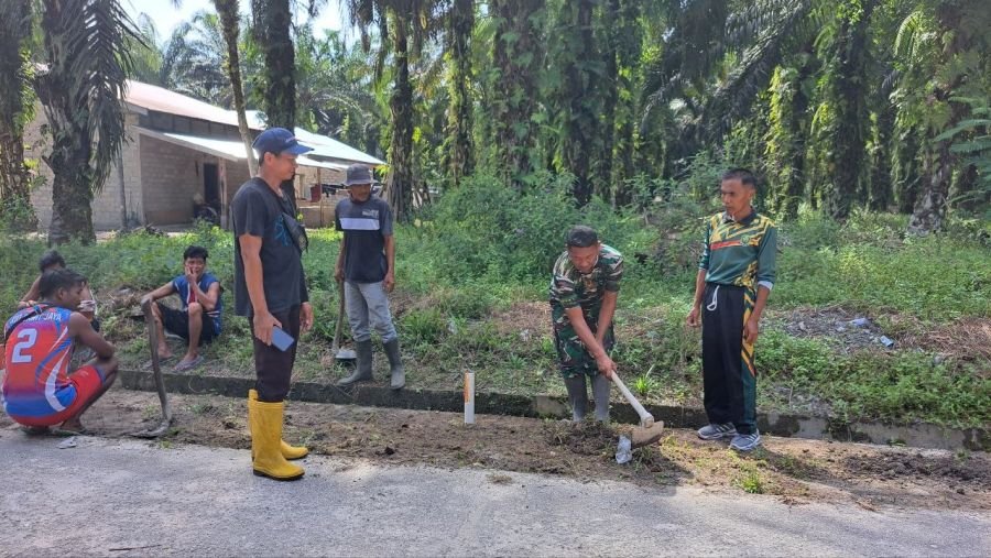 Cegah Genangan Air, Babinsa Sertu Kandri Ajak Warga Gotong Royong Bersihkan Selokan