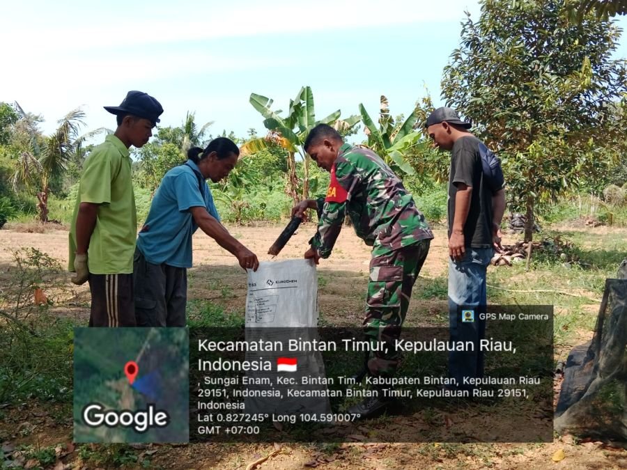 Cegah Genangan Air dan Penyakit, Babinsa Sungai Enam Pimpin Gotong Royong Bersihkan Saluran Air.