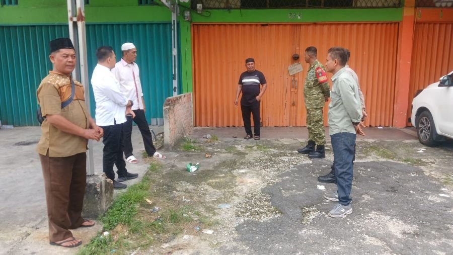 Cegah Genangan Saat Musim Hujan, Babinsa Koramil 02/Kota Ajak Warga Sumahilang Tertib Kelola Sampah