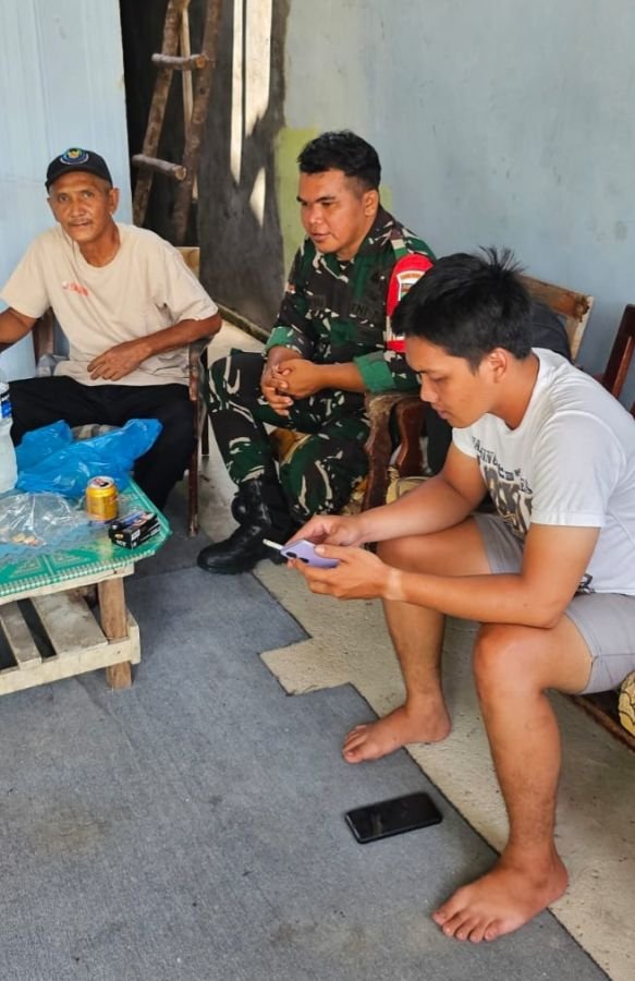 Cegah Generasi Terjerumus Narkoba dan Judol, Babinsa Koramil 06/Senayang Edukasi Warga Desa Penaah
