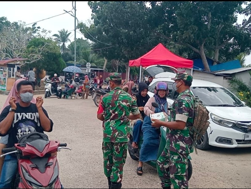 Cegah ISPA, Koramil  0321-01/Bangko Bagikan 1.500 Masker di Tugu Selamat Datang Rohil 