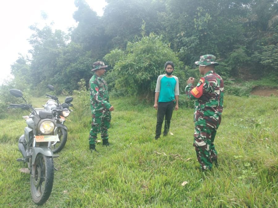 Cegah Karhutla, Anggota Koramil 12/XIII KK Kodim 0313/KPR Laksanakan Patroli Rutin di Wilayah Binaan