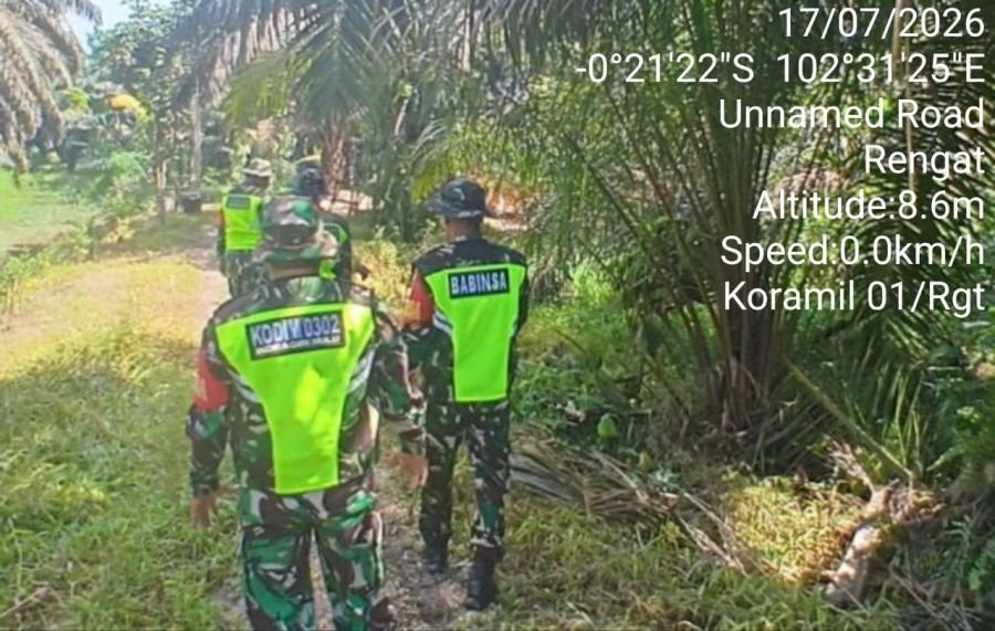 Cegah Karhutla, Babinsa 01/ Rengat Patroli dan Sosialisasi  Di Wilayah Kecamatan Rengat