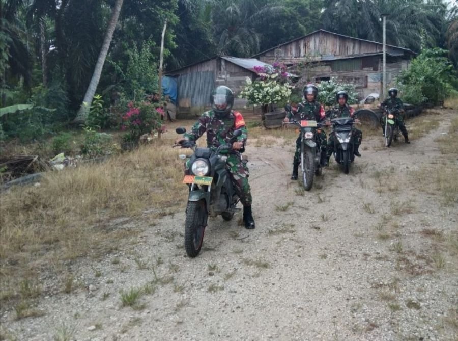 Cegah Karhutla, Babinsa 01/Rengat Sisir Wilayah Rawan Di Desa Tanjung Sari