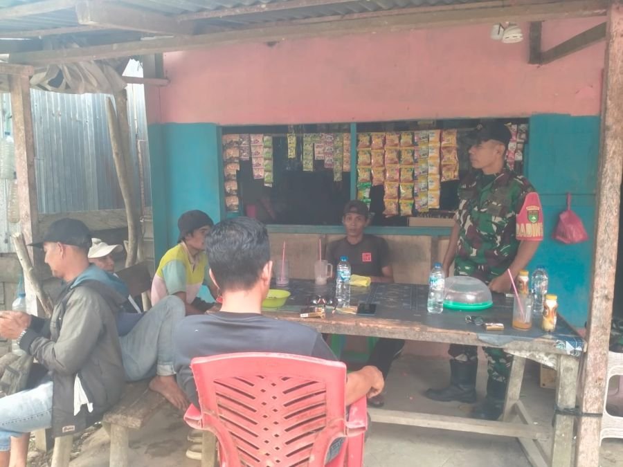Cegah Karhutla, Babinsa 01/Tembilahan Serka Masri Dorong Warga Siaga Hadapi Musim Kemarau