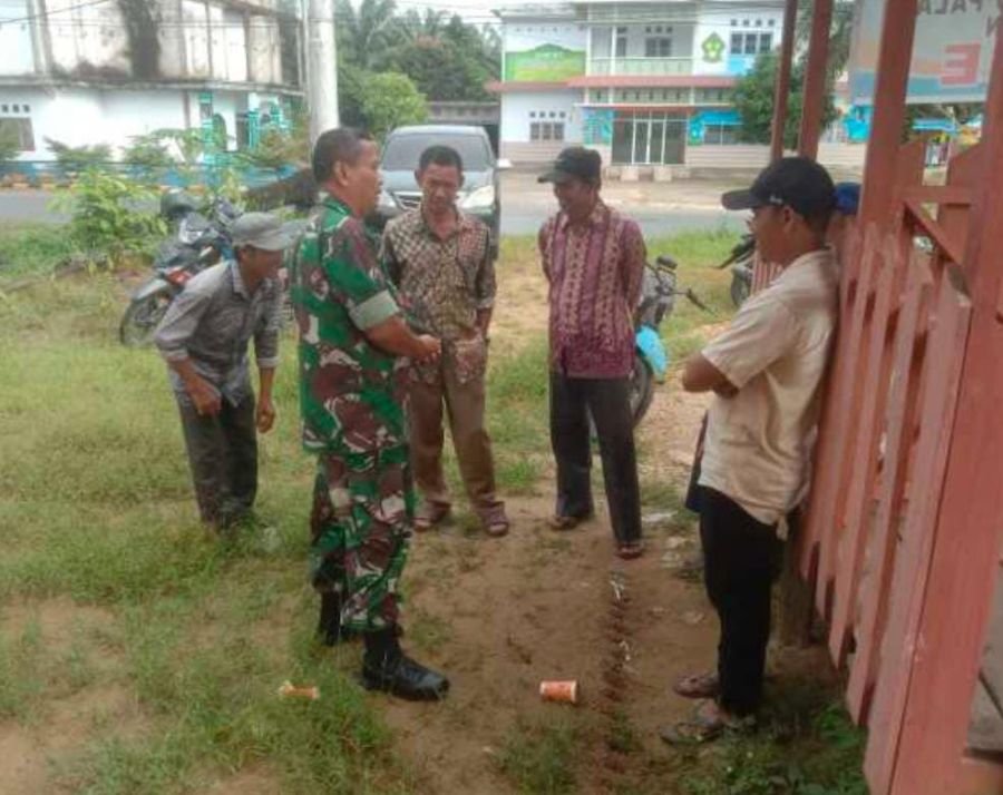 Cegah Karhutla, Babinsa 01/Tembilahan Serma Nuryadi Turun Langsung Ingatkan Warga