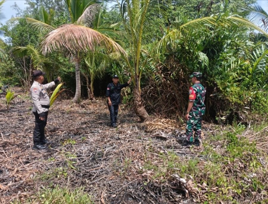 Cegah Karhutla, Babinsa Bersama Bhabinkamtibmas dan Masyarakat Patroli di Desa Tenan