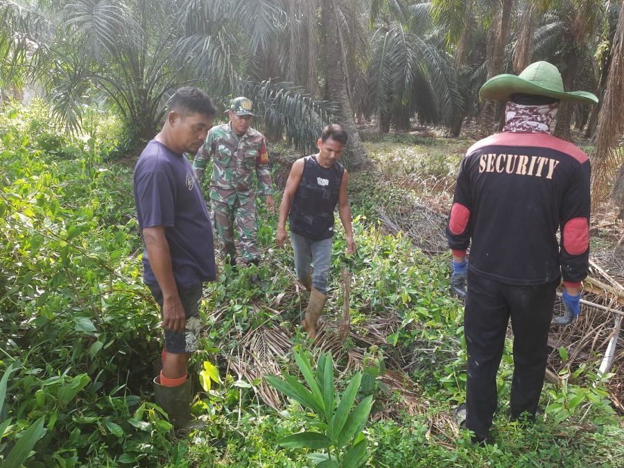 Cegah Karhutla, Babinsa dan Warga Patroli Bersama di Desa Sepotong