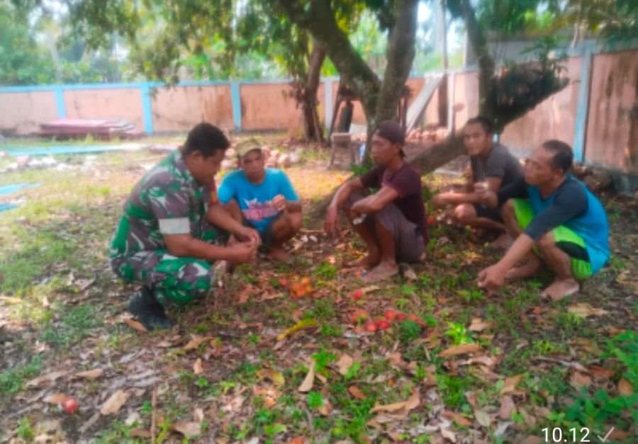 Cegah Karhutla, Babinsa Desa Ceruk Ajak Warga Waspadai Pembukaan Lahan Saat Musim Kemarau