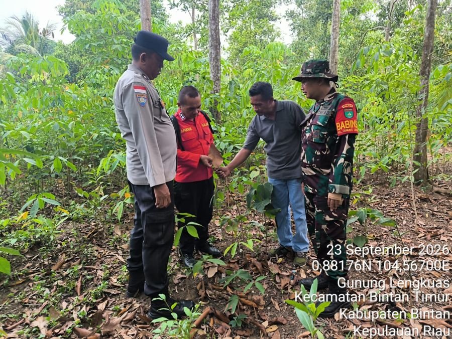 Cegah Karhutla, Babinsa Gunung Lengkuas Laksanakan Patroli Terpadu Bersama Manggala Agni