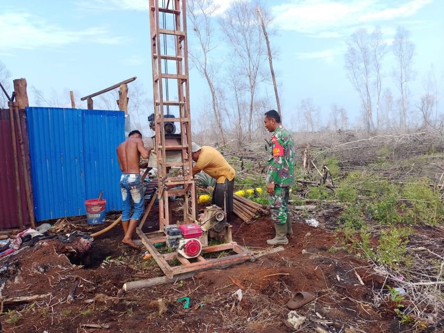 Cegah Karhutla, Babinsa Kodim 0320/Dumai Dampingi Pembuatan Sumur Bor di Lahan Rawan Kebakaran