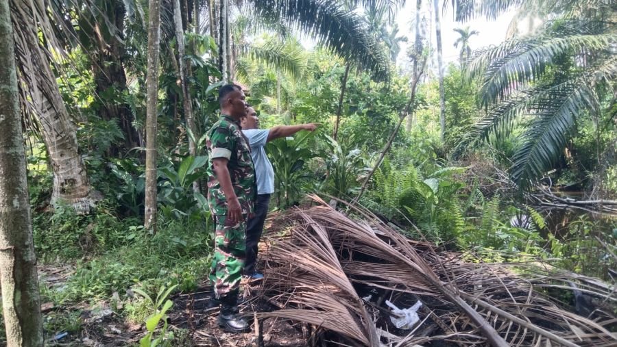 Cegah Karhutla, Babinsa Koramil 01/Rumbai Patroli Lingkungan di Sri Meranti