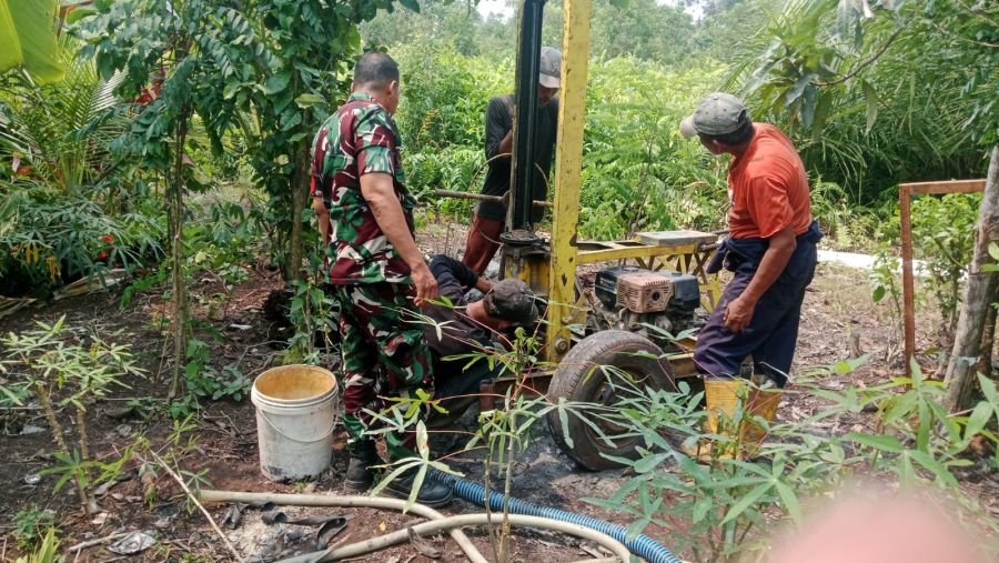 CEGAH KARHUTLA, BABINSA KORAMIL 01/DUMAI LAKSANAKAN PEMBUATAN SUMUR BOR DI DAERAH RAWAN KARHUTLA
