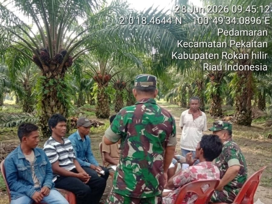 Cegah Karhutla, Babinsa Koramil 01/Bgk Gencarkan Sosialisasi dan Edukasi Sanksi Pidana di Pedamaran.