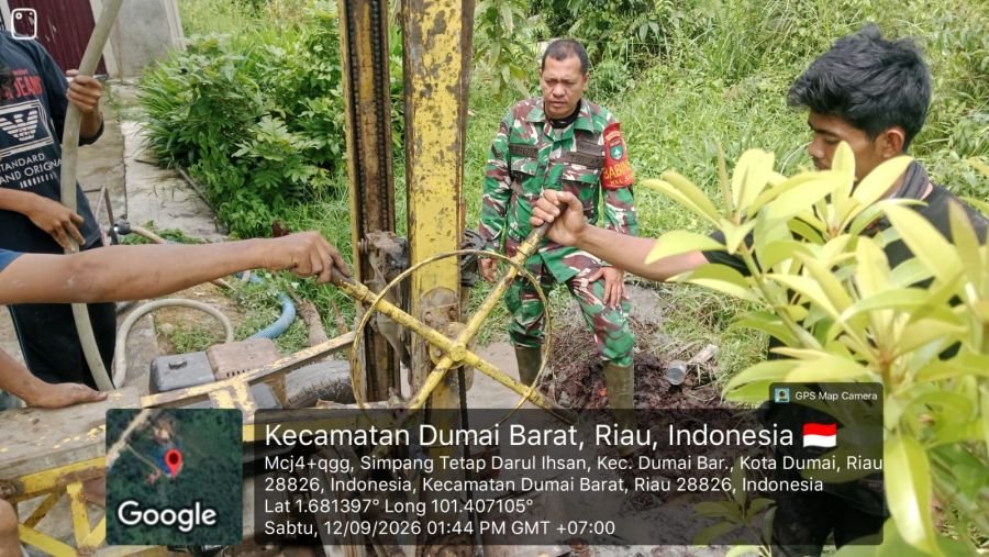 Cegah Karhutla, Babinsa Koramil 01/Dumai Bangun Sumur Bor di Lahan Gambut STDI