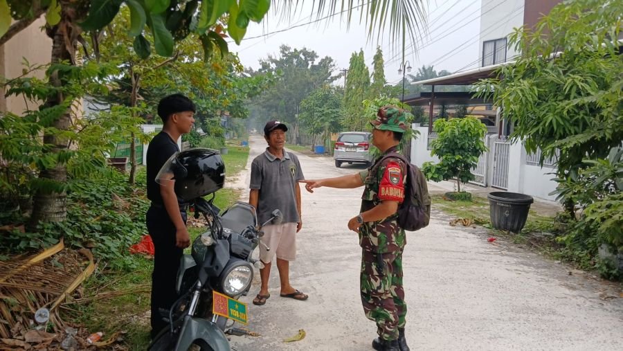 Cegah Karhutla, Babinsa Koramil 01/Rumbai Ajak Warga Jaga Lingkungan Tetap Aman dan Sehat