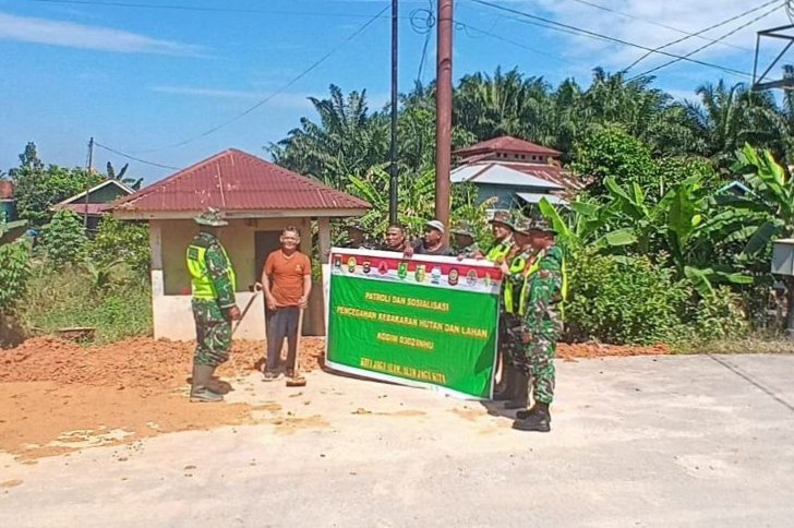 Cegah Karhutla, Babinsa Koramil 01/Rengat Laksanakan Patroli Terpadu di Desa Suka Jadi