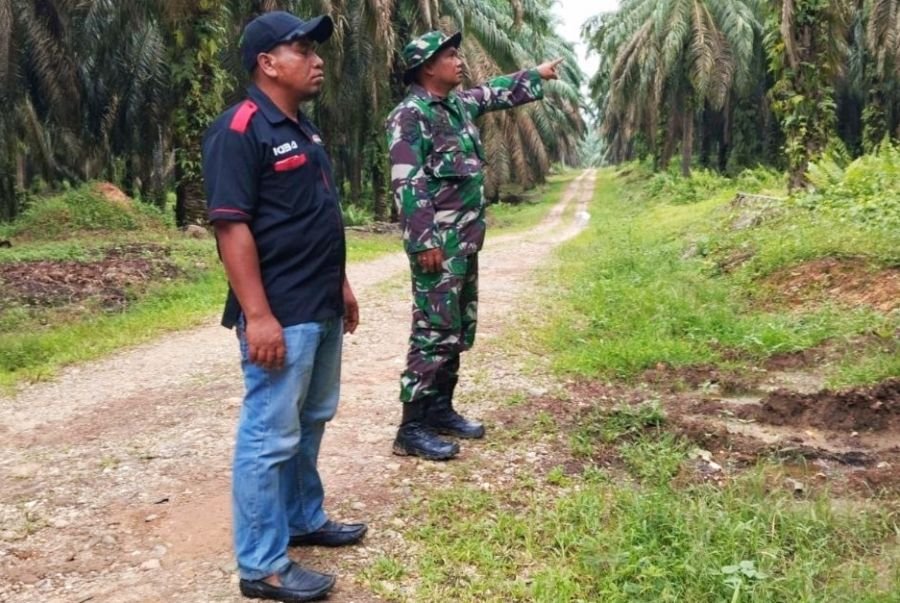 Cegah Karhutla, Babinsa Koramil 02 Rambah Kodim 0313/KPR Tingkatkan Patroli dan Sosialisasi