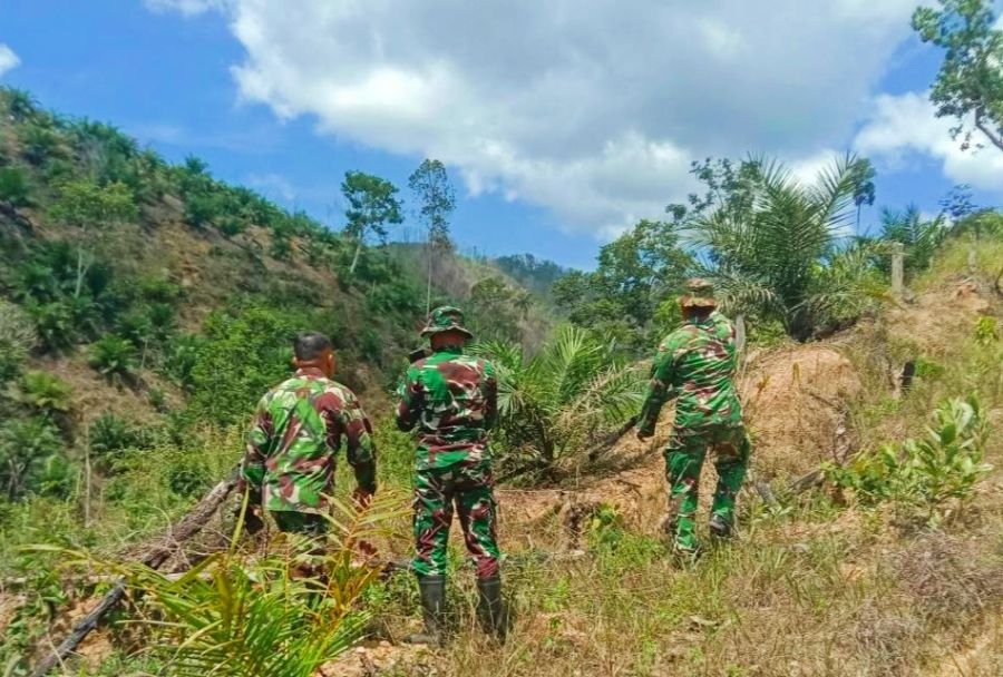 Cegah Karhutla, Babinsa Koramil 02 Rambah Kodim 0313/KPR Melaksanakan Patroli