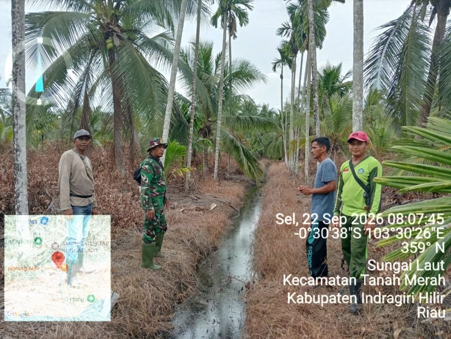 Cegah Karhutla, Babinsa Koramil 02/TM Patroli dan Sosialisasi Tapal Batas di Sungai Laut