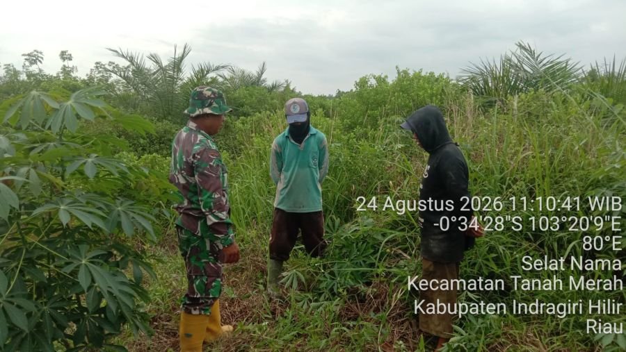 Cegah Karhutla, Babinsa Koramil 02/TM Kodim 0314/Inhil Laksanakan Patroli Tapal Batas di Selat Nambi