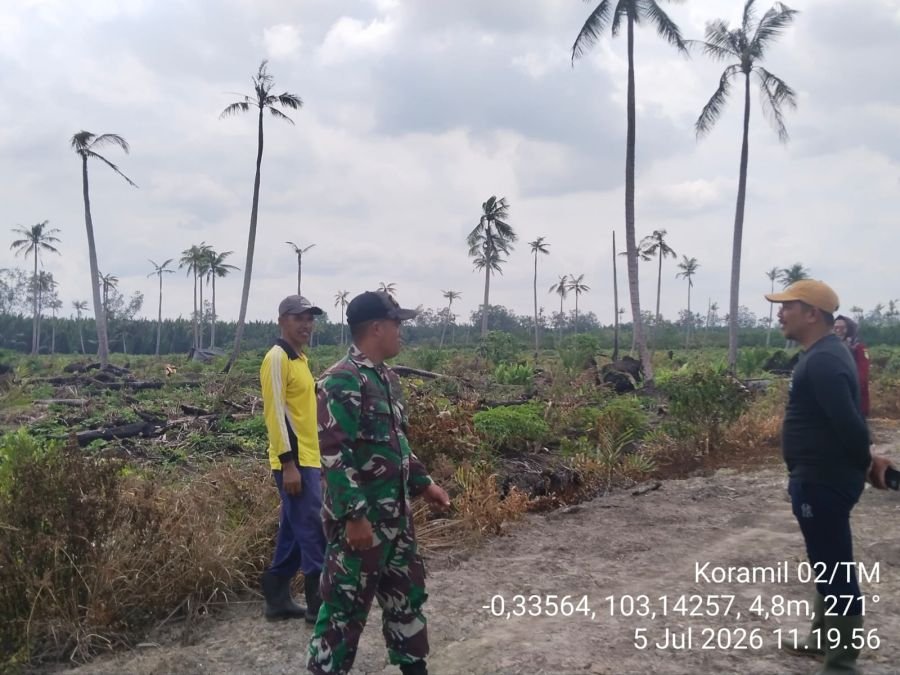 Cegah Karhutla, Babinsa Koramil 02/TM Patroli Tapal Batas di Desa Tekulai Hilir